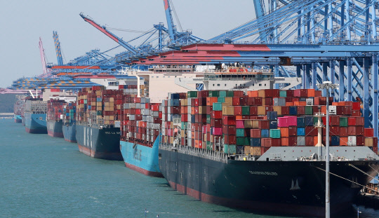 해양수산부는 지난달 항만 물동량이 1억1874만톤(t)으로 1년 전(1억3498t)보다 12% 줄었다고 21일 밝혔다. 사진은 지난달 13일 부산 강서구 부산신항 모습. 연합뉴스